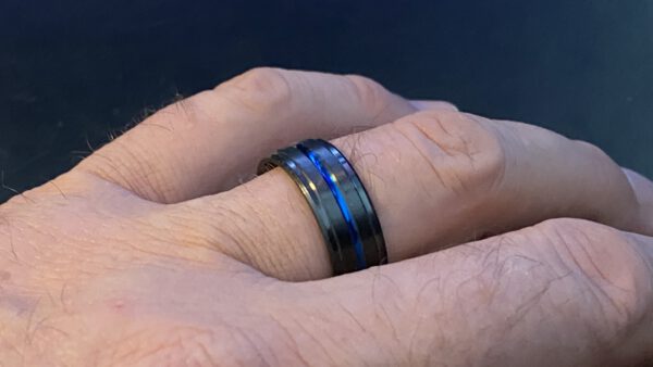 Police Ring "The Thin Blue Line" - Wolframkarbid-Stahl (schwarz brüniert)