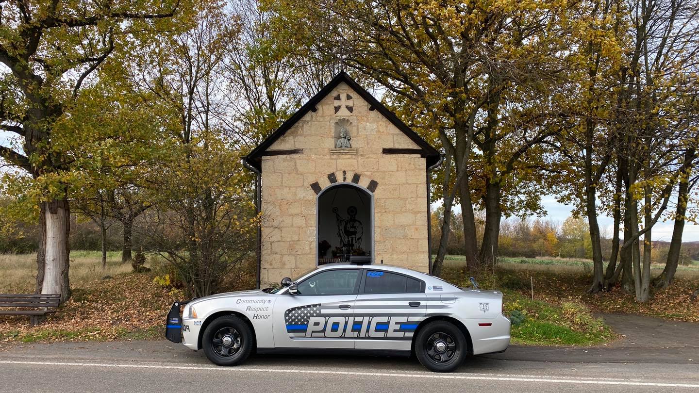 TributeCopCar.de vor christlicher Kapelle